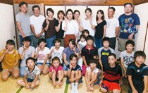 根岸さんを中心に、娘さんとお友達、そのご両親たち。 根岸さんを中心に、娘さんとお友達、そのご両親たち。