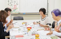 福田さんが開催している絵手紙教室の風景。 福田さんが開催している絵手紙教室の風景。