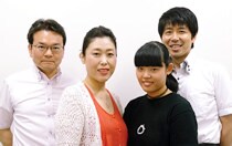 根岸さんを中心に、娘さんとお友達、そのご両親たち。 根岸さんを中心に、娘さんとお友達、そのご両親たち。