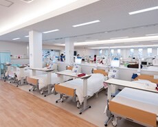 明るく清潔感があふれる透析室。 明るく清潔感があふれる透析室。