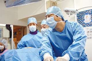 合併症の治療・予後改善に注力される循環器内科の宮本明先生。 合併症の治療・予後改善に注力される循環器内科の宮本明先生。