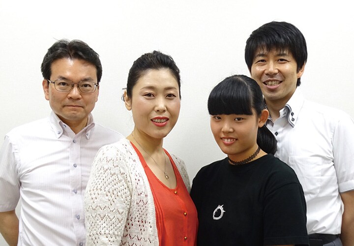 透析や関節の治療でお世話になっている善衆会病院の先生、娘さんと一緒に。 透析や関節の治療でお世話になっている善衆会病院の先生、娘さんと一緒に。