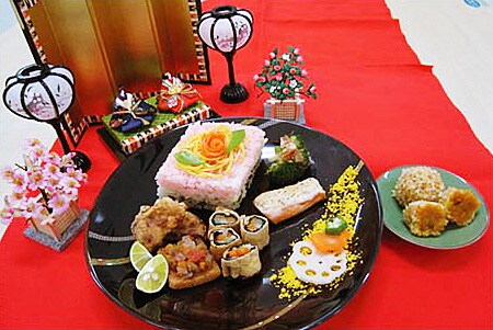 ひし餅寿司・雛揚げ物三種盛り(れんこんのはさみ揚げ、野菜の油揚げ巻き揚げ、野菜のカナッペ)・さけのマヨマスタード焼き・ブロッコリーのお浸し・かぼちゃの道明寺粉蒸し ひし餅寿司・雛揚げ物三種盛り(れんこんのはさみ揚げ、野菜の油揚げ巻き揚げ、野菜のカナッペ)・さけのマヨマスタード焼き・ブロッコリーのお浸し・かぼちゃの道明寺粉蒸し